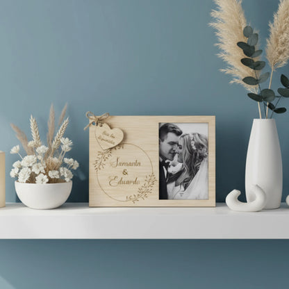 marco de fotos de madera personalizado con nombres grabados y corazón tallado – regalo de boda