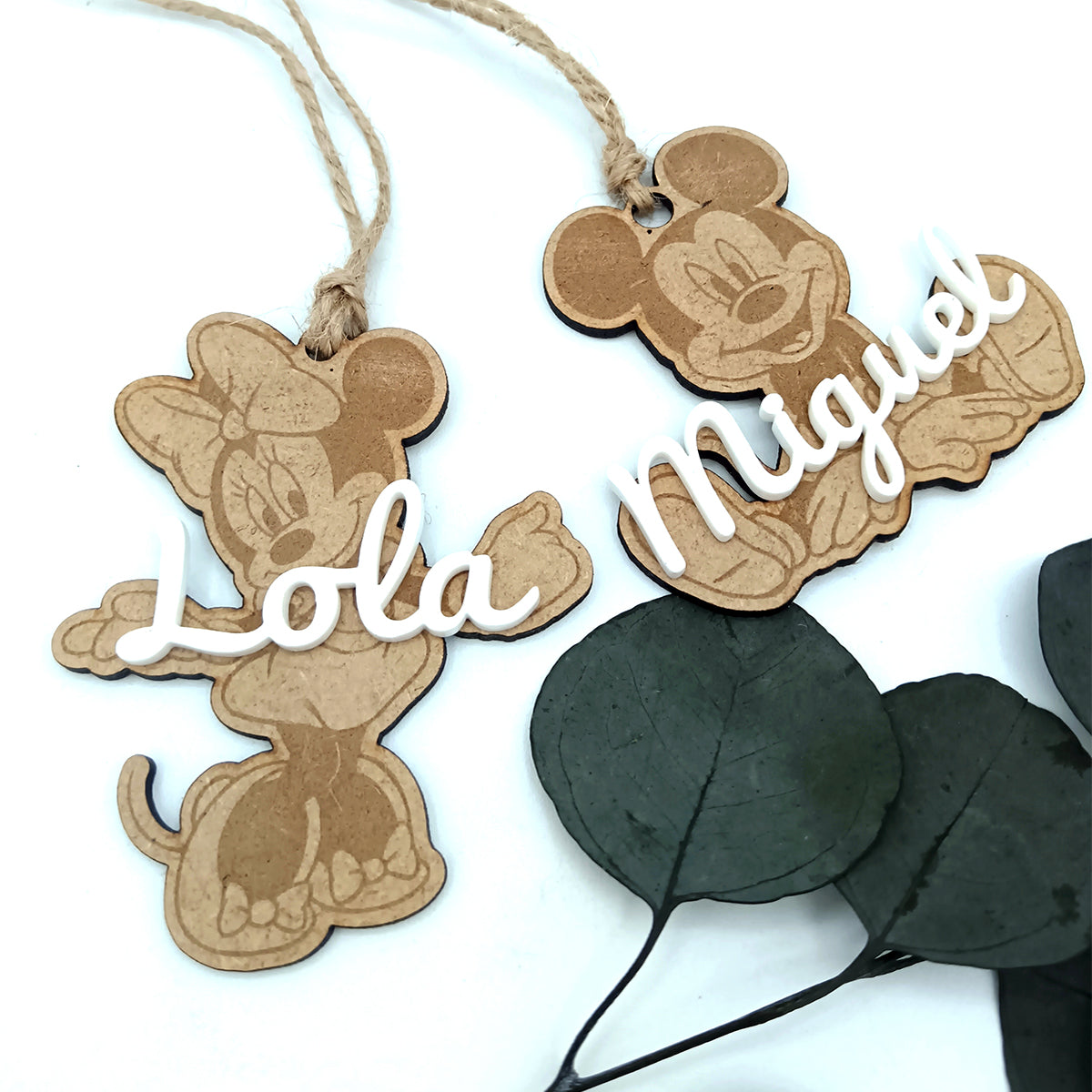 Bola de navidad de madera con nombre mickey y minnie