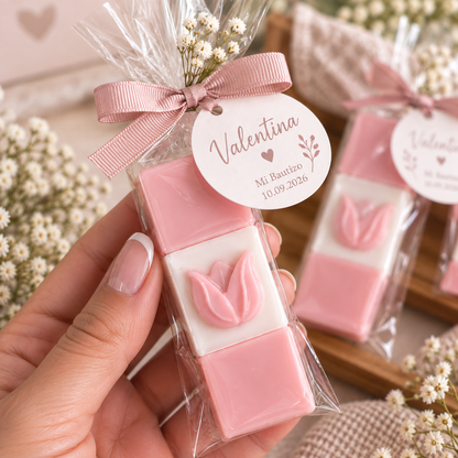 Mini jabones artesanos con tulipán en relieve en bolsa de celofán con tarjeta personalizada