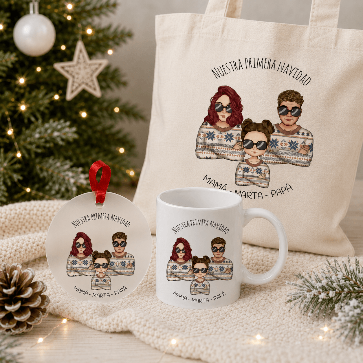 Regalo primera Navidad personalizado con personajes Chibi - Taza y bola ilustración pareja o familia