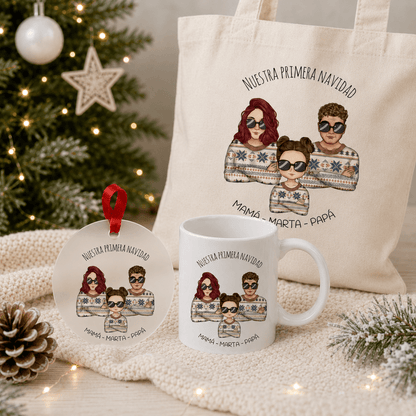 Regalo primera Navidad personalizado con personajes Chibi - Taza y bola ilustración pareja o familia