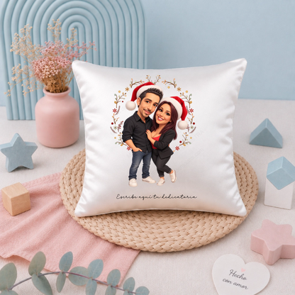 Cojín personalizado con caricatura navideña de pareja con gorros de Papá Noel y dedicatoria