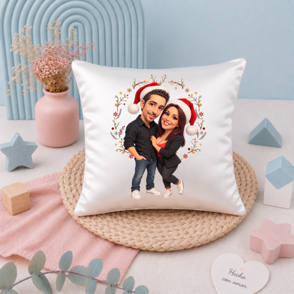 Cojín personalizado con caricatura navideña de pareja con gorros de Papá Noel, sin dedicatoria