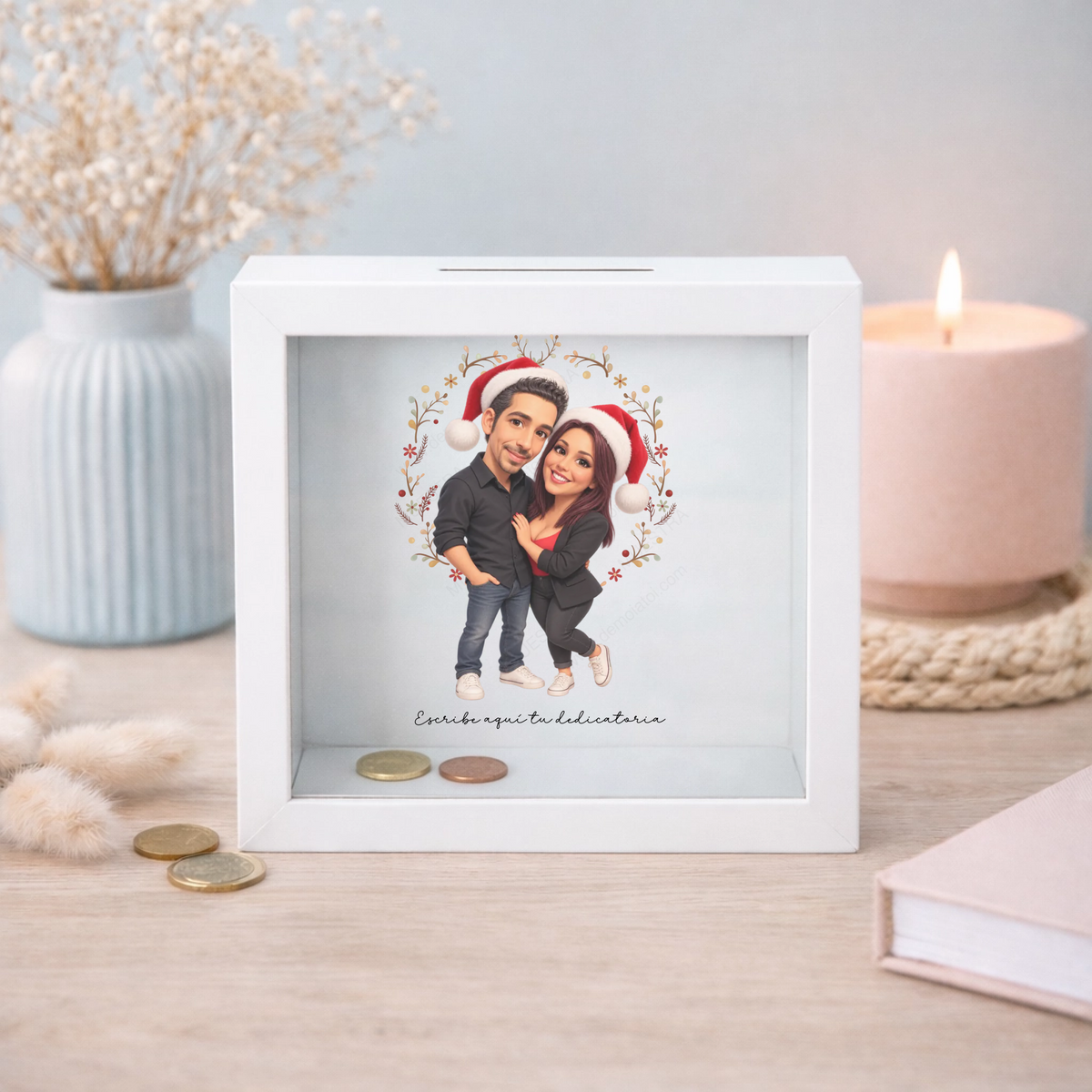 Hucha de cristal personalizada con caricatura navideña de pareja con gorros de Papá Noel y dedicatoria