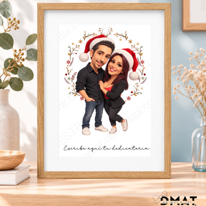 Cuadro con marco de madera y caricatura navideña de pareja desde foto con gorros de Papá Noel y dedicatoria