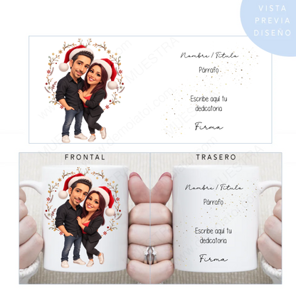 Taza navideña personalizada con caricatura de pareja con gorros de Papá Noel y dedicatoria, vista frontal y trasera