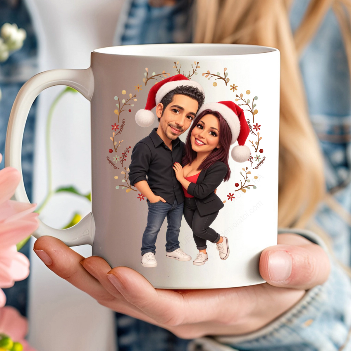 Taza personalizada con caricatura navideña de pareja desde foto con gorros de Papá Noel