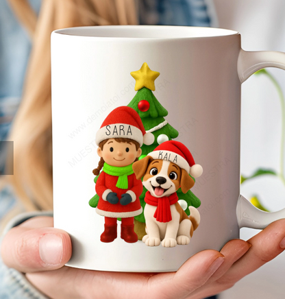 Taza blanca personalizada de Navidad con personaje chibi y perro junto a un árbol de Navidad