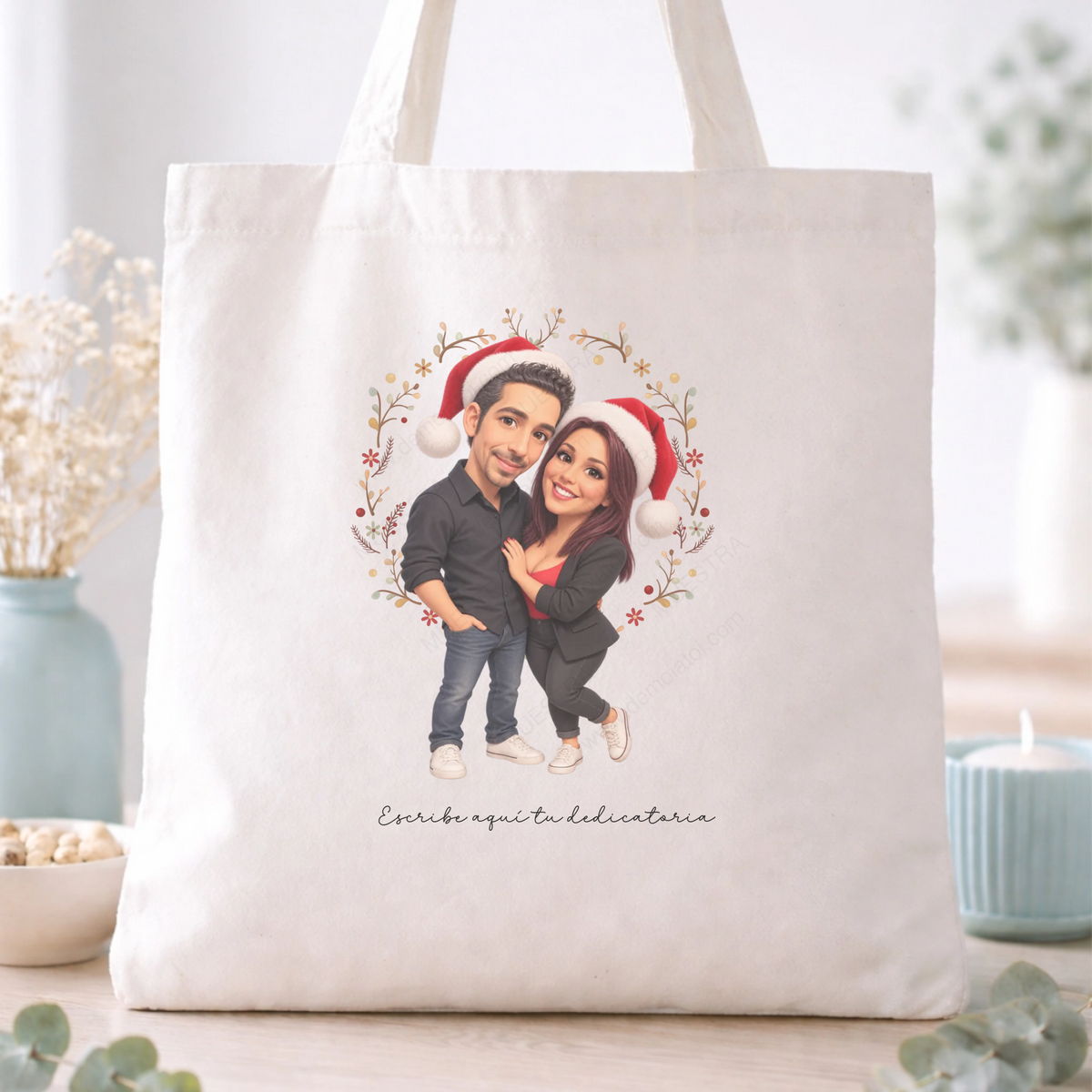 Totebag personalizada con caricatura navideña de pareja con gorros de Papá Noel y dedicatoria