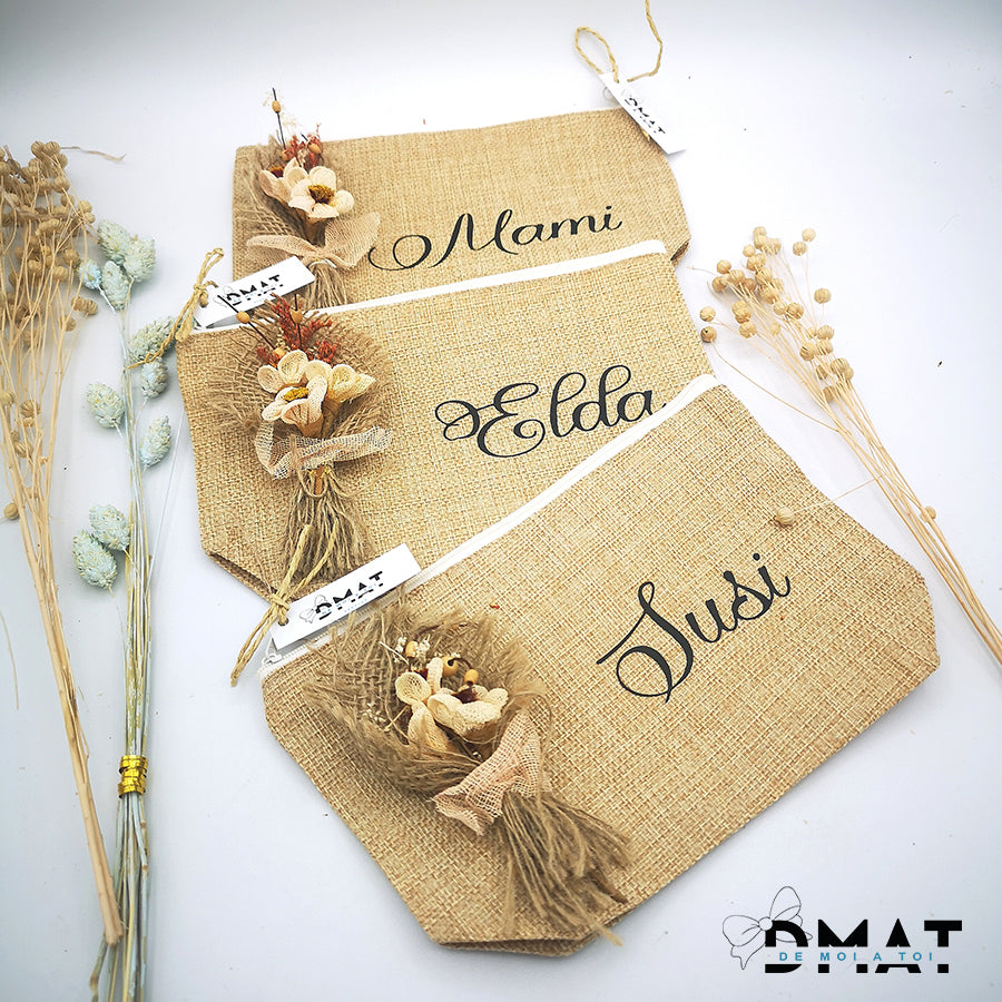 neceser de yute natural personalizado con nombre y flores de tela – regalo artesanal para invitadas