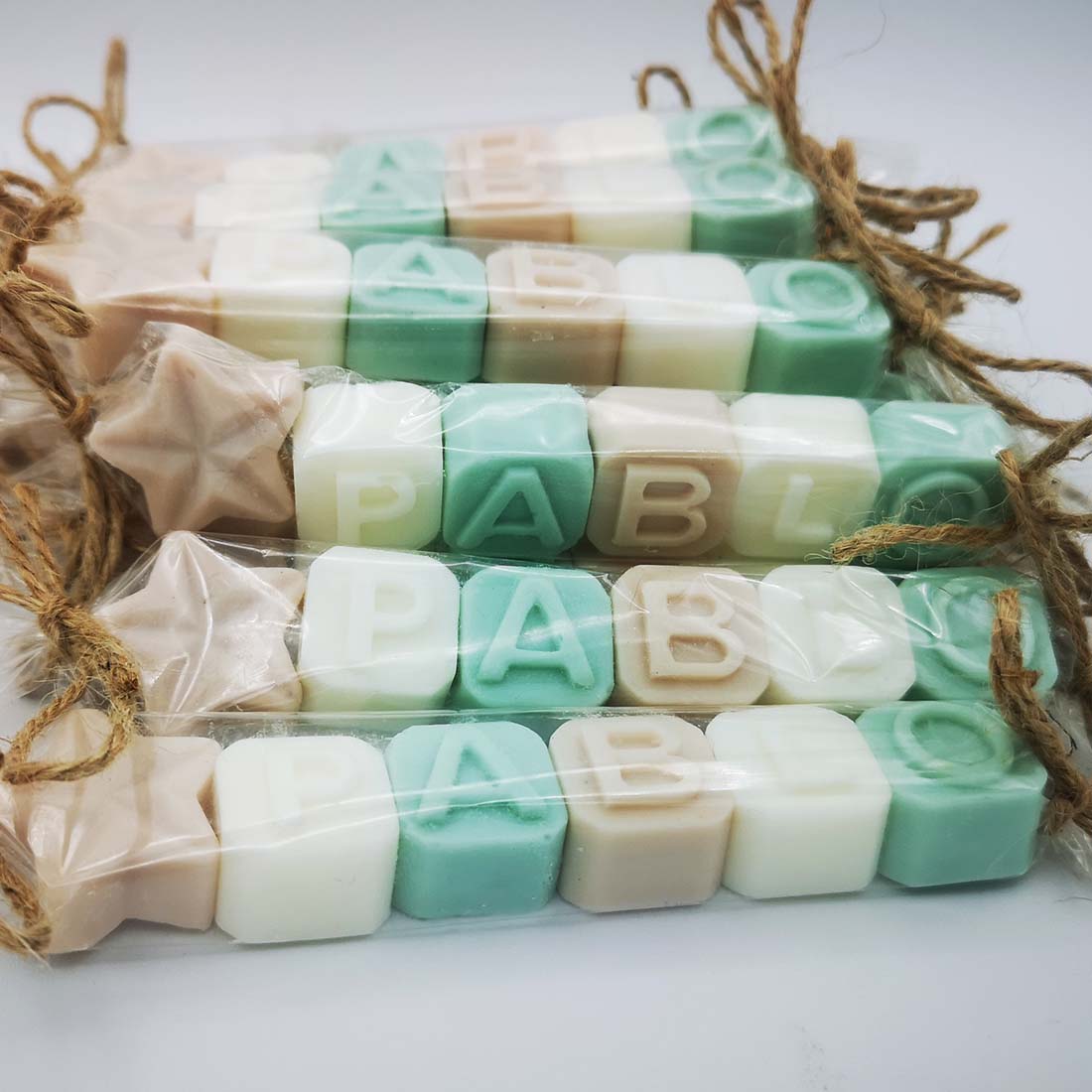 Jabones artesanales en cubitos de letras para cumpleaños de niños- De moi a toi
