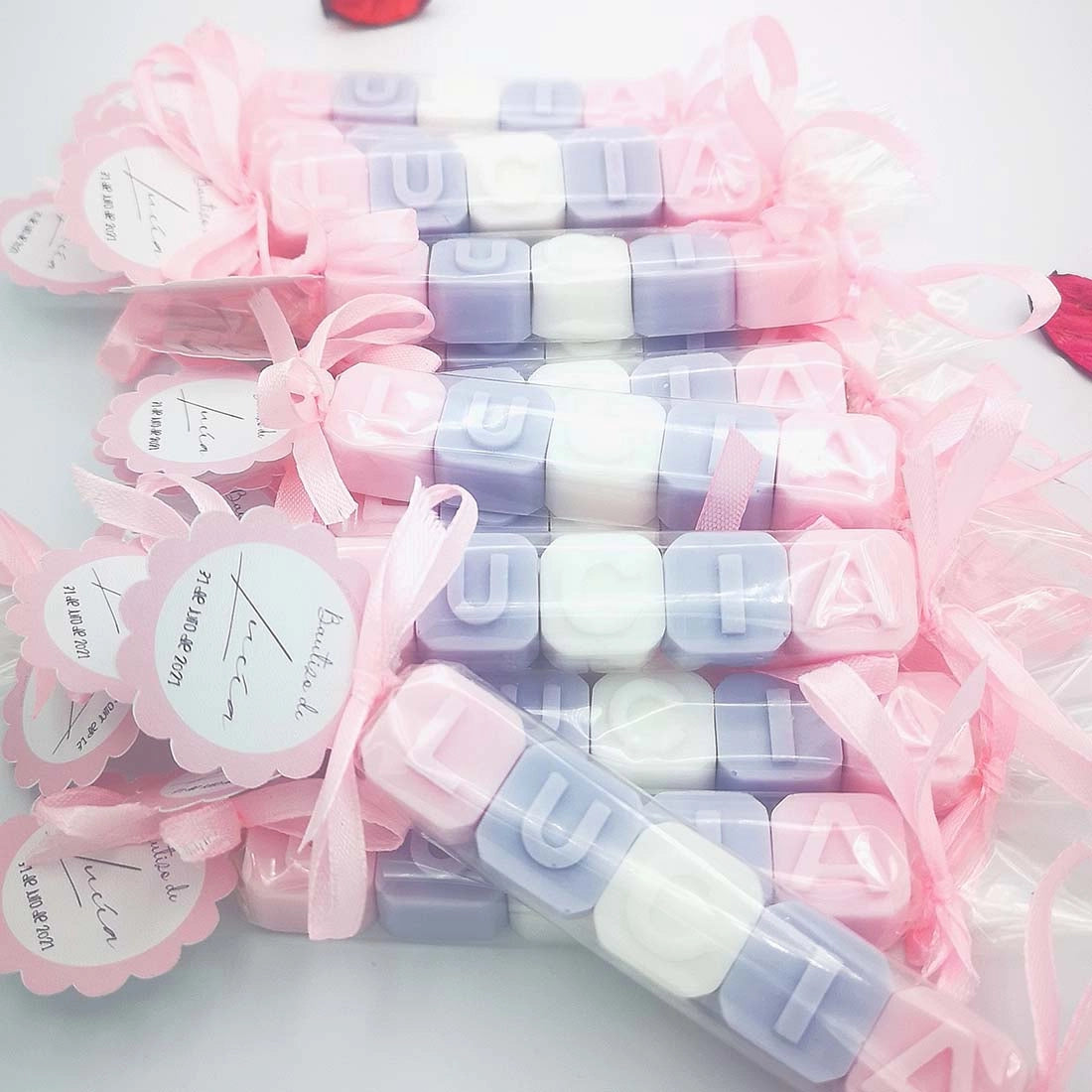 Caramelo de jabón con nombre como regalo personalizado para invitados de bautizos - De moi a toi