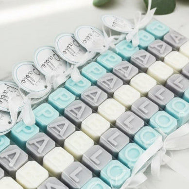 Jabón con nombre en cubitos, regalo único para cumpleaños infantil