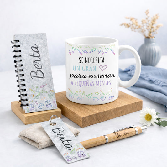 Set de regalo personalizado para profesores con diseño multicolor incluyendo taza con nombres, bloc de notas, llavero de fieltro y bolígrafo de madera