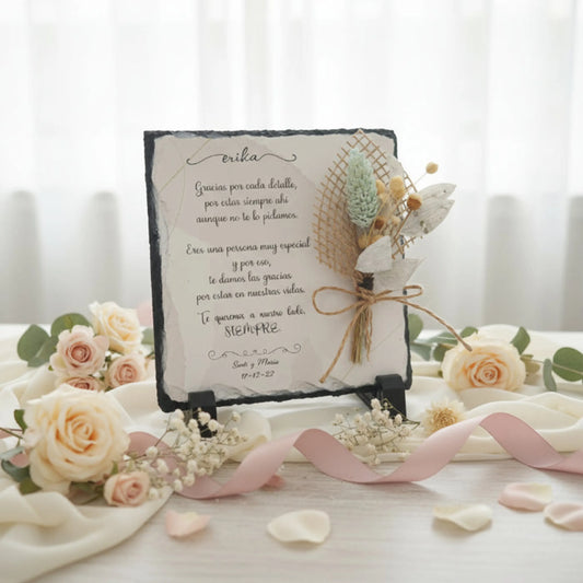 piedra de pizarra personalizada con  dedicatoria y flores naturales