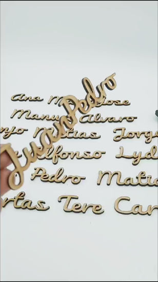 Nombres de boda de madera tallados a láser - De moi a toi