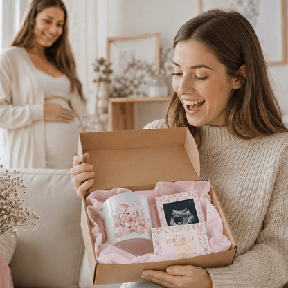 `Tía recibiendo set regalo bebé personalizado con el anuncio de embarazo de su familiar`