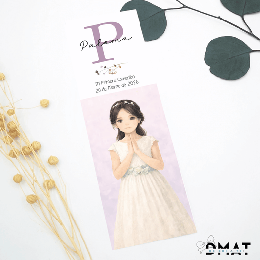 Detalle de recordatorio de comunión con inicial elegante y nombre personalizado
