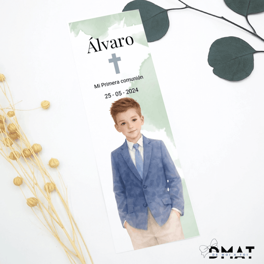 Recordatorio de comunión impreso personalizado con muñeco y texto en tonos verdes con detalles a juego