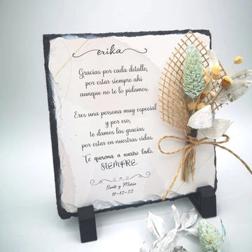 Piedra con texto y flores preservadas