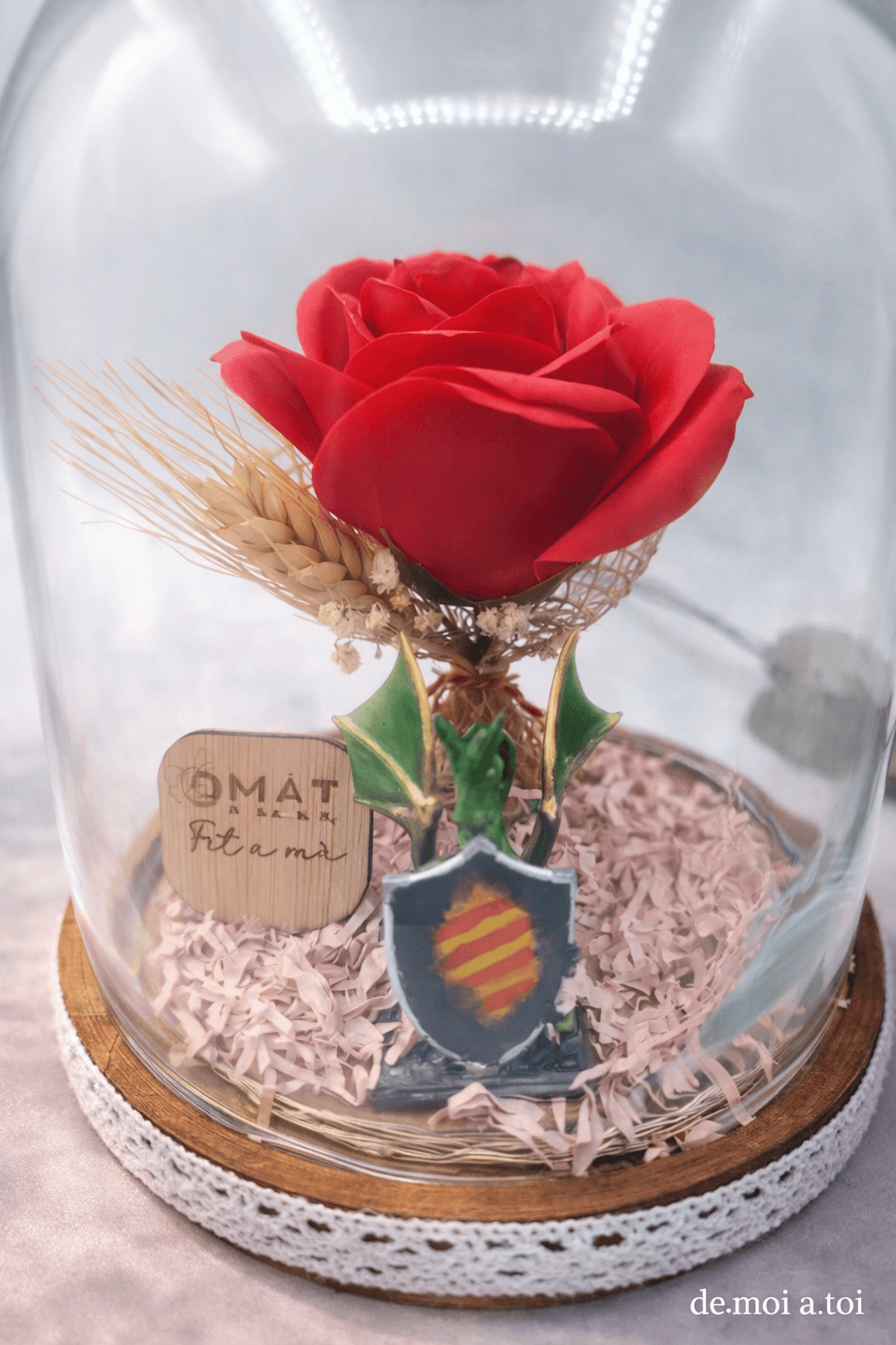 Rosa de sant jordi con dragón hecho a mano en cúpula de cristal