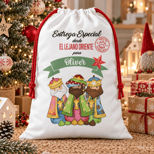 Saco de Reyes Magos personalizado con nombre “Entrega especial desde el Lejano Oriente” junto al árbol · De Moi à Toi