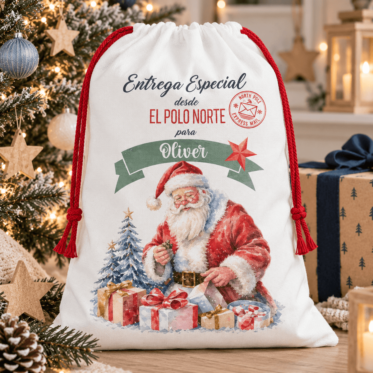 Saco de Papá Noel personalizado con nombre “Entrega especial desde el Polo Norte” junto al árbol de Navidad · De Moi à Toi