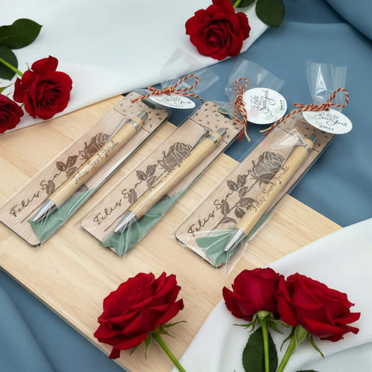Marca páginas y bolígrafo grabado como regalo práctico de sant jordi