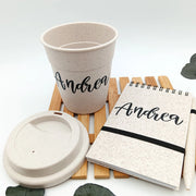 Regalo original Vaso con tapa, libreta con bolígrafo y presentación eco-friendly.