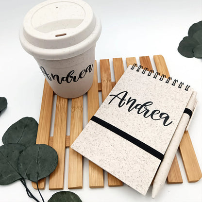 Detalle original para invitados: set personalizado con nombre sostenible.