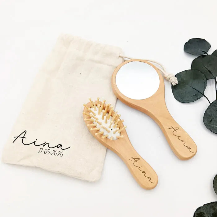 Detalle de bautizo personalizado con espejo y cepillo de madera