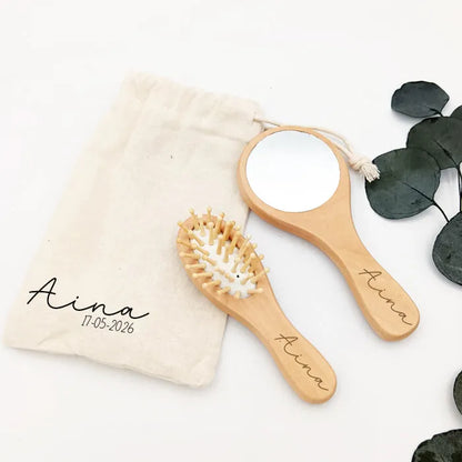 Detalle de bautizo personalizado con espejo y cepillo de madera