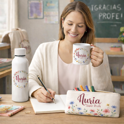 Set regalo profesora personalizado flores silvestres presentado en entorno de aula con nombres de alumnos 