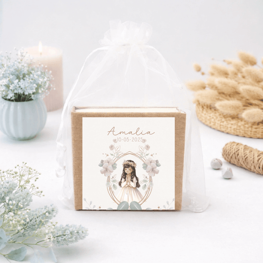 Detalle original para invitados de comunión de niña con bloc de notas personalizado.