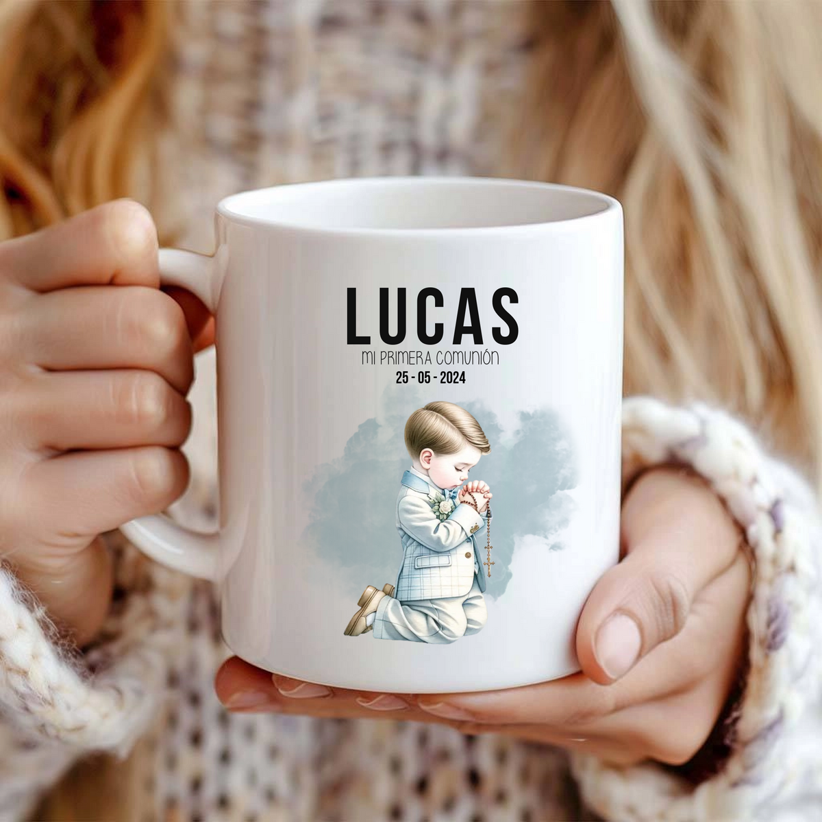 Taza de comunión personalizada niño rezando con nombre, regalo o detalle para invitados