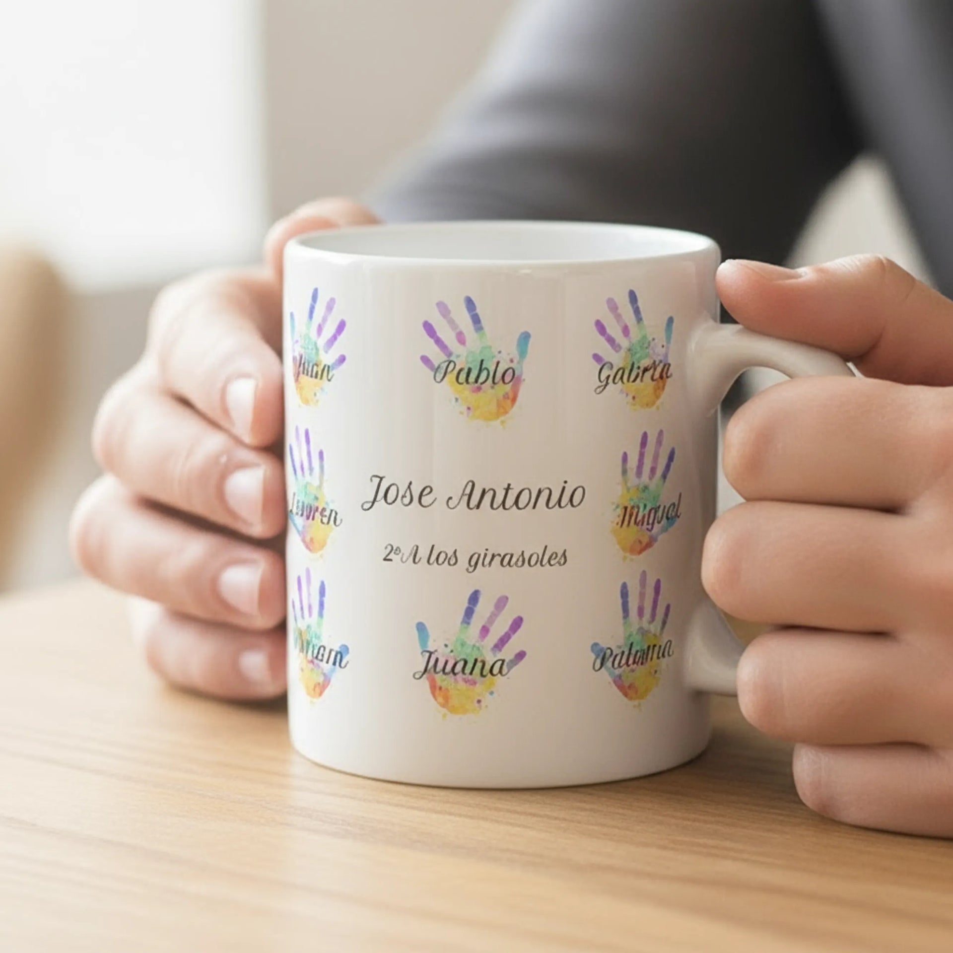 taza personalizada con huellas de colores – regalo para profesor o maestra fin de curso