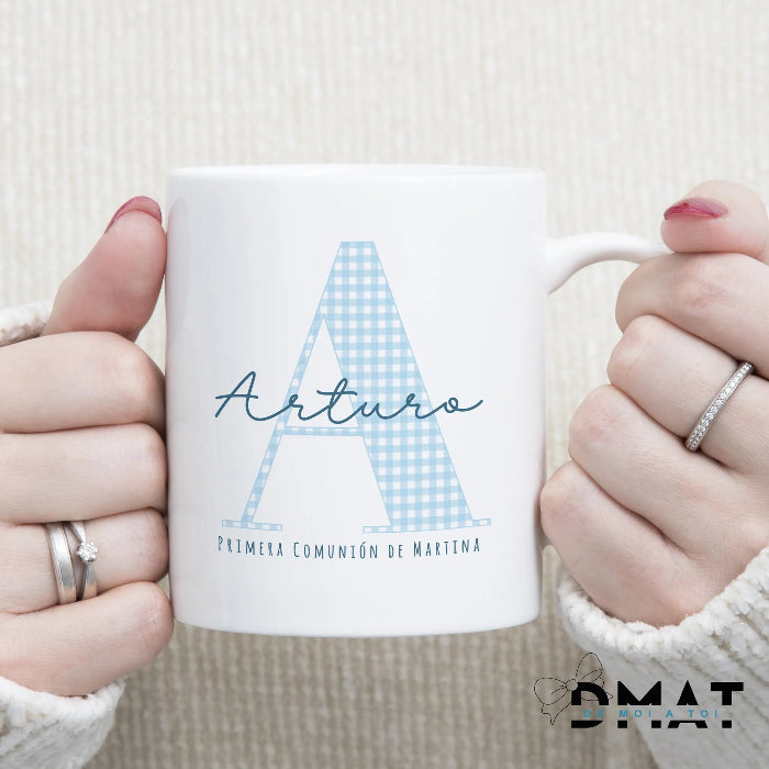 Taza personalizada para regalar en comunión con inicial vichy y nombre