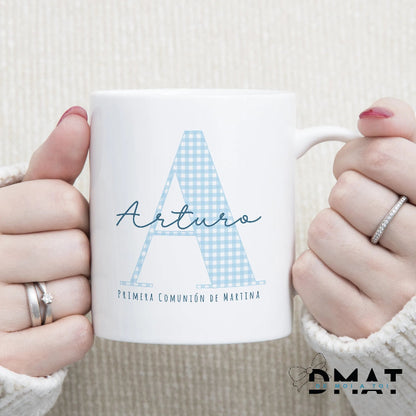 Taza personalizada para regalar en comunión con inicial vichy y nombre
