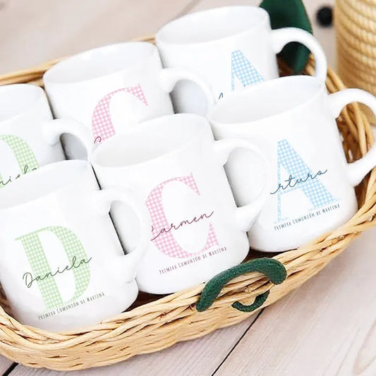 Tazas para invitados con inicial cichy y nombre