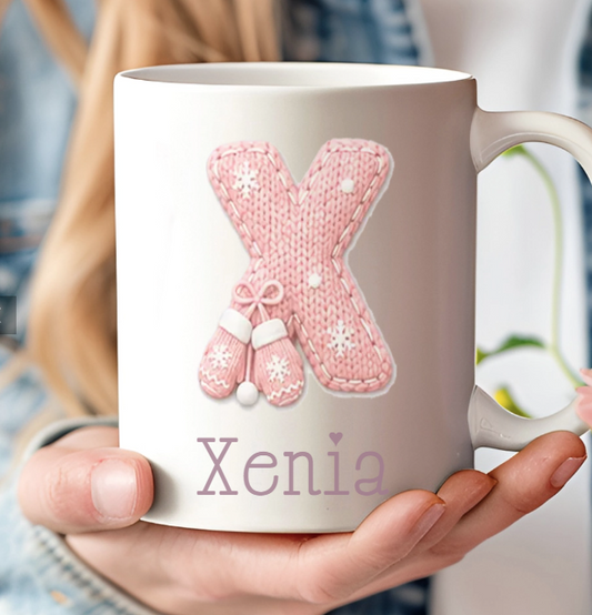 Taza personalizada con inicial navideña y nombre – Elige diseño