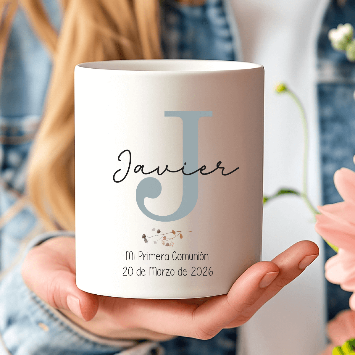 Detalle de taza de cerámica personalizada con inicial elegante para comunión