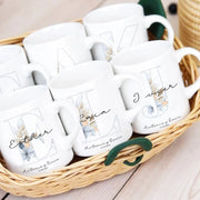 Taza personalizada con inicial y nombre para invitados de boda