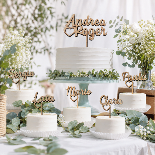 Topper con nombres Andrea y Roger en madera DM sobre tarta de boda blanca con flores – De Moi à Toi