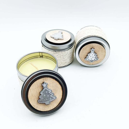 Vela aromática de vainilla en lata metálica con tapa de madera decorada con motivo navideño
