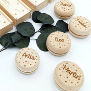 Yoyo de madera grabado a láser con nombres como detalle de invitados de boda, bautizo y comunión