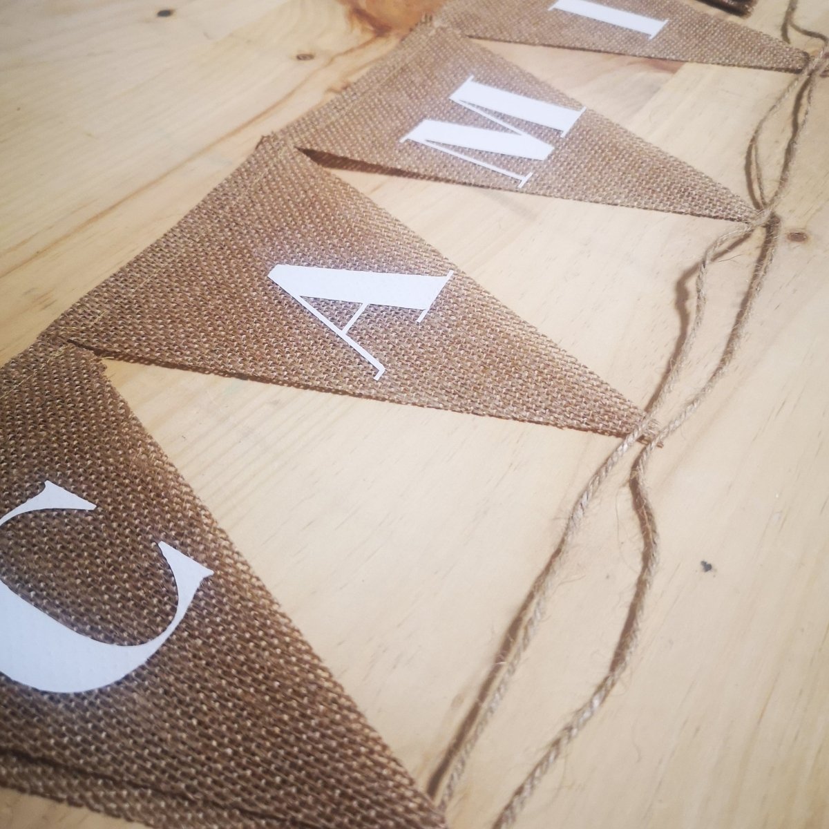 Banderines arpillera personalizados para fiesta - Regalos originales personalizados - DE MOI À TOI |DMAT