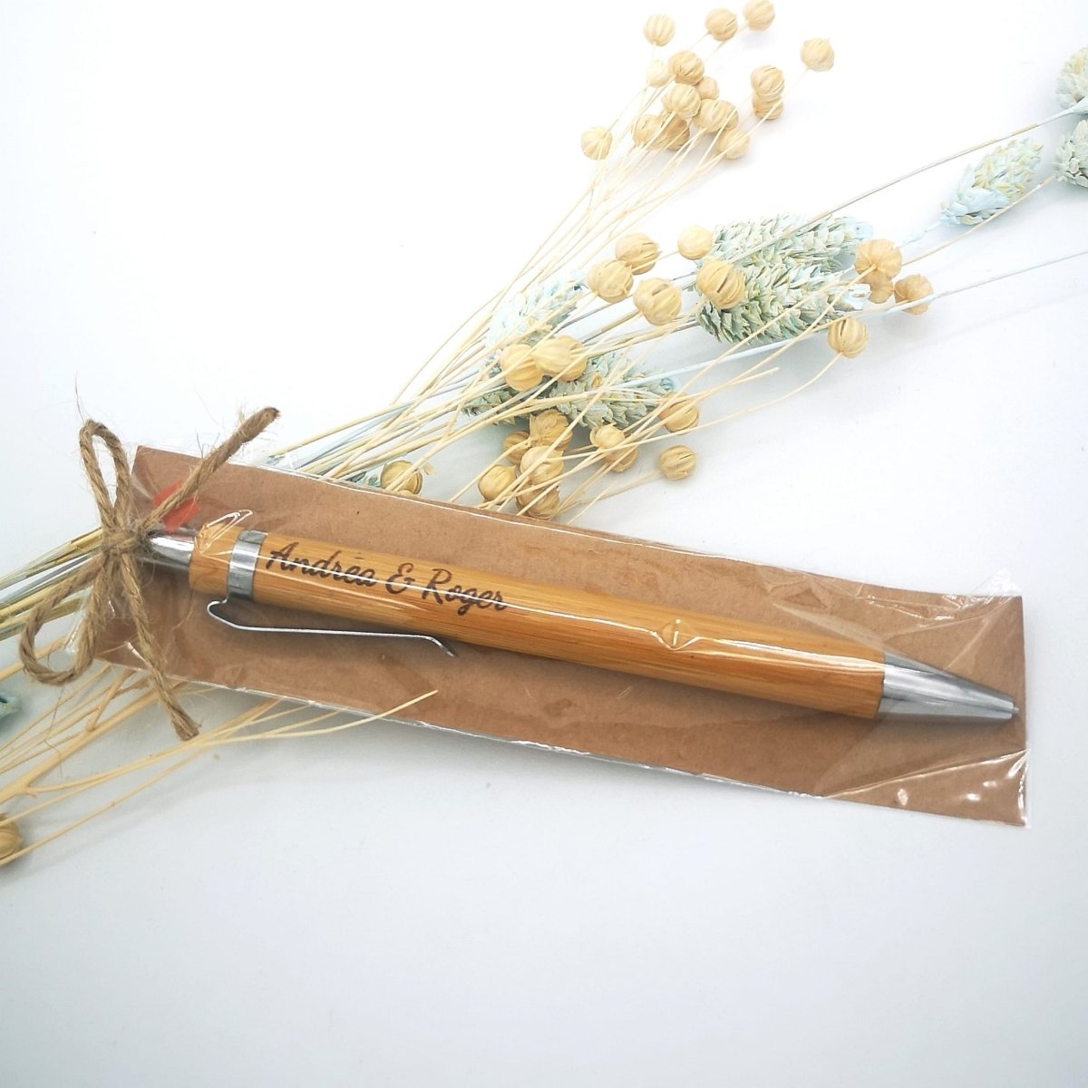 Bolígrafo madera grabado con nombre invitados - Regalos originales personalizados - DE MOI À TOI |DMAT