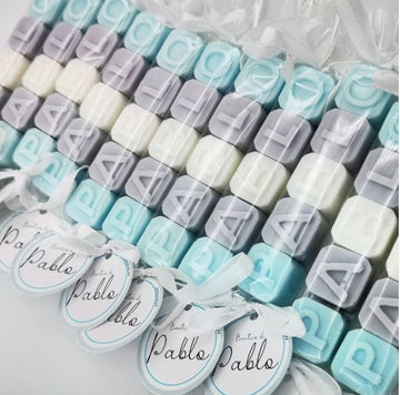 Jabón con nombre en cubitos, regalo único para cumpleaños infantil